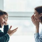 【恋愛心理】なぜ共通の敵が距離を縮めるのか？実はモテる男が使ってる裏ワザ