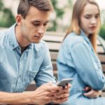 好意は目線で伝える｜スマホばかりのあなたが恋愛で損してる理由
