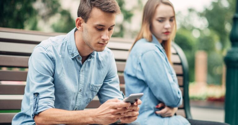 好意は目線で伝える｜スマホばかりのあなたが恋愛で損してる理由